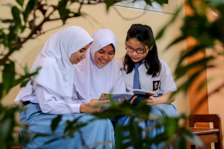 Jumlah Sekolah di Indonesia Menurut Satuan Pendidikan pada Semester I 2024/2025