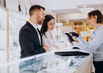 Mayoritas Warga Masih Pilih Toko Emas Tradisional untuk Jual-Beli Emas