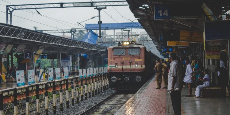 Jumlah Penumpang KAI Tembus 240 Juta pada Semester I 2025, Commuter Line Mendominasi