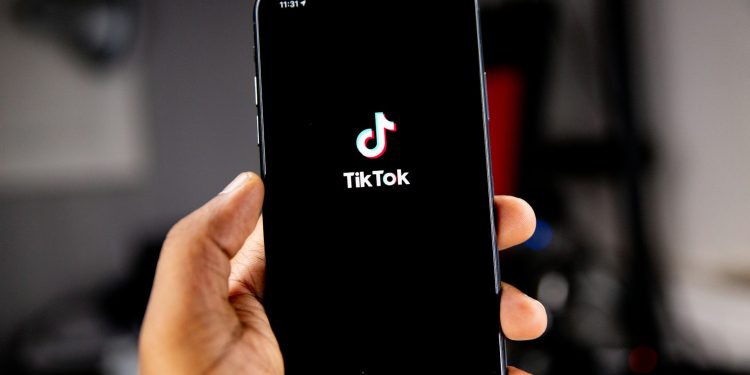 Usia Pengguna TikTok di Indonesia 2025 Didominasi Kelompok 18–34 Tahun