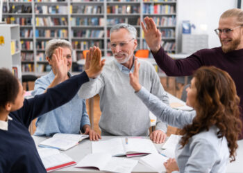 Latar Belakang Pendidikan Lansia Indonesia 2025, Tamatan SD Masih Mendominasi