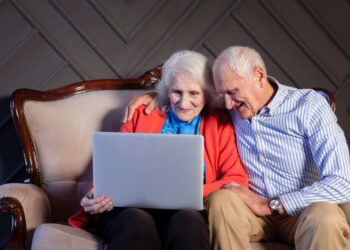 Persentase Penduduk Lansia yang Mengakses Internet 2025 Terus Meningkat dalam 6 Tahun Terakhir