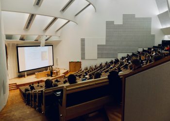 Data jumlah profesor di Indonesia 2024 menunjukkan konsentrasi tertinggi berada di Pulau Jawa. (Sumber: Unsplash/Dom Fou)