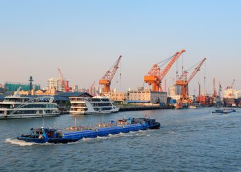 Selat Malaka menjadi jalur dengan pangsa perdagangan maritim terbesar di dunia mencapai 21,6%, melampaui Selat Hormuz dan sejumlah rute strategis lainnya./(Sumber: Freepik/TravelScape)