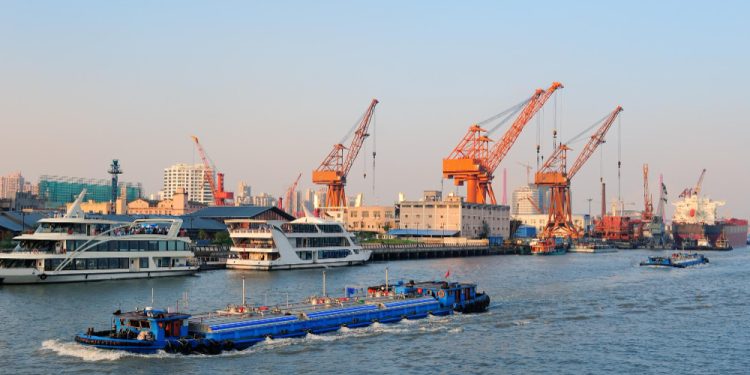 Selat Malaka menjadi jalur dengan pangsa perdagangan maritim terbesar di dunia mencapai 21,6%, melampaui Selat Hormuz dan sejumlah rute strategis lainnya./(Sumber: Freepik/TravelScape)