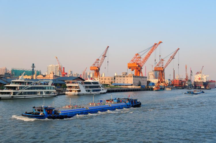 Selat Malaka menjadi jalur dengan pangsa perdagangan maritim terbesar di dunia mencapai 21,6%, melampaui Selat Hormuz dan sejumlah rute strategis lainnya./(Sumber: Freepik/TravelScape)