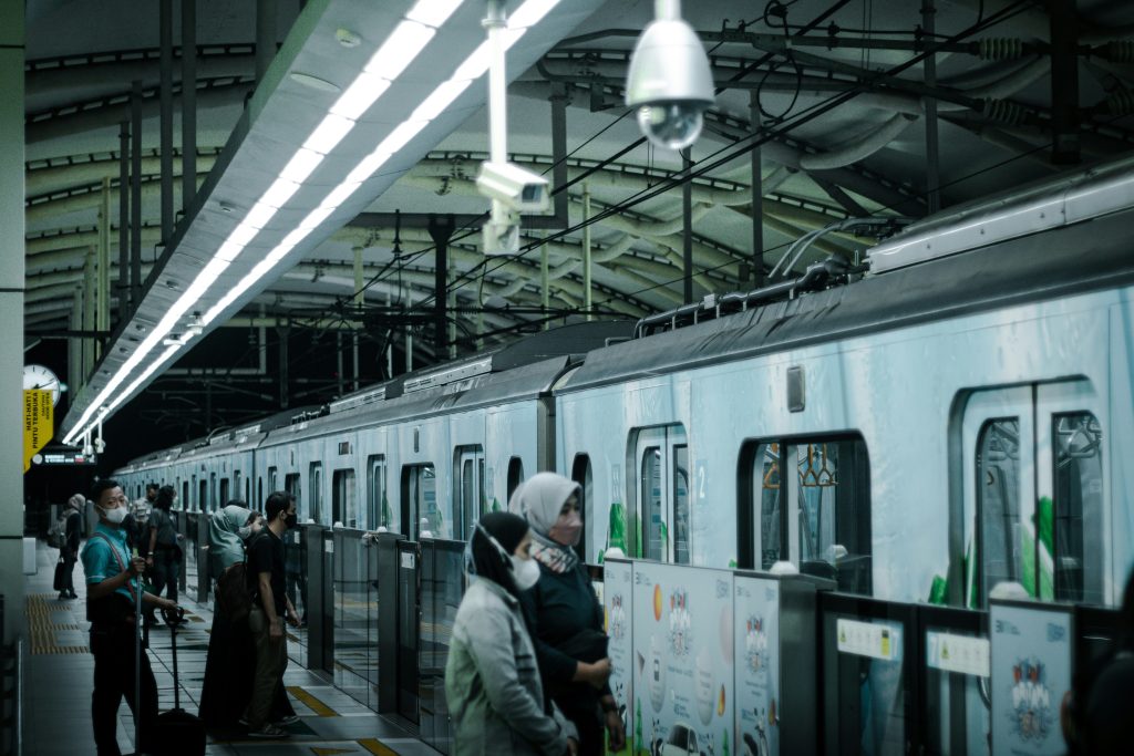 Penumpang kereta api di Indonesia mencapai 284,29 juta orang sepanjang Januari-Juni 2026. Pulau Jawa masih mendominasi dengan 230,47 juta penumpang atau 81,07 persen dari total nasional.(Sumber: Unsplash.com)
