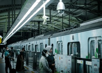 Penumpang kereta api di Indonesia mencapai 284,29 juta orang sepanjang Januari-Juni 2026. Pulau Jawa masih mendominasi dengan 230,47 juta penumpang atau 81,07 persen dari total nasional.(Sumber: Unsplash.com)