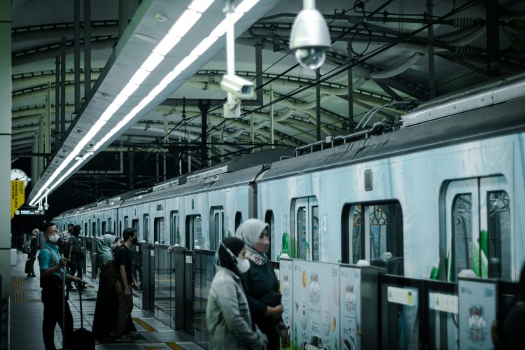 Penumpang kereta api di Indonesia mencapai 284,29 juta orang sepanjang Januari-Juni 2026. Pulau Jawa masih mendominasi dengan 230,47 juta penumpang atau 81,07 persen dari total nasional.(Sumber: Unsplash.com)