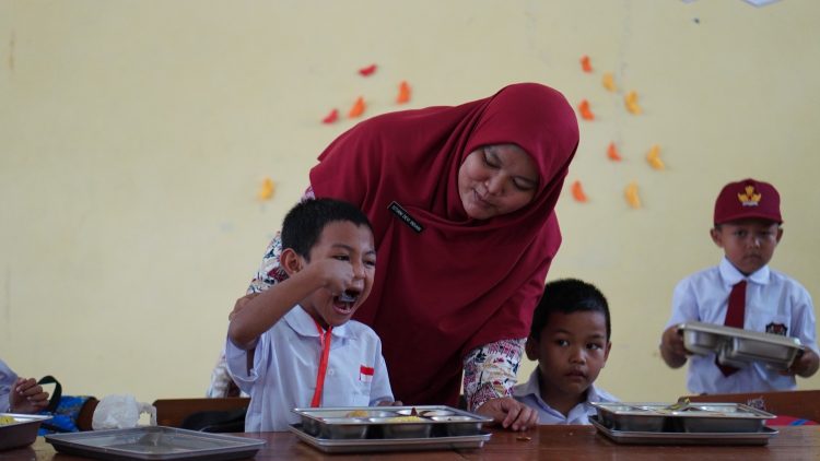 Survei IPO: Hampir Seluruh Responden Mengenal Program MBG, Mayoritas Menyatakan Belum Puas