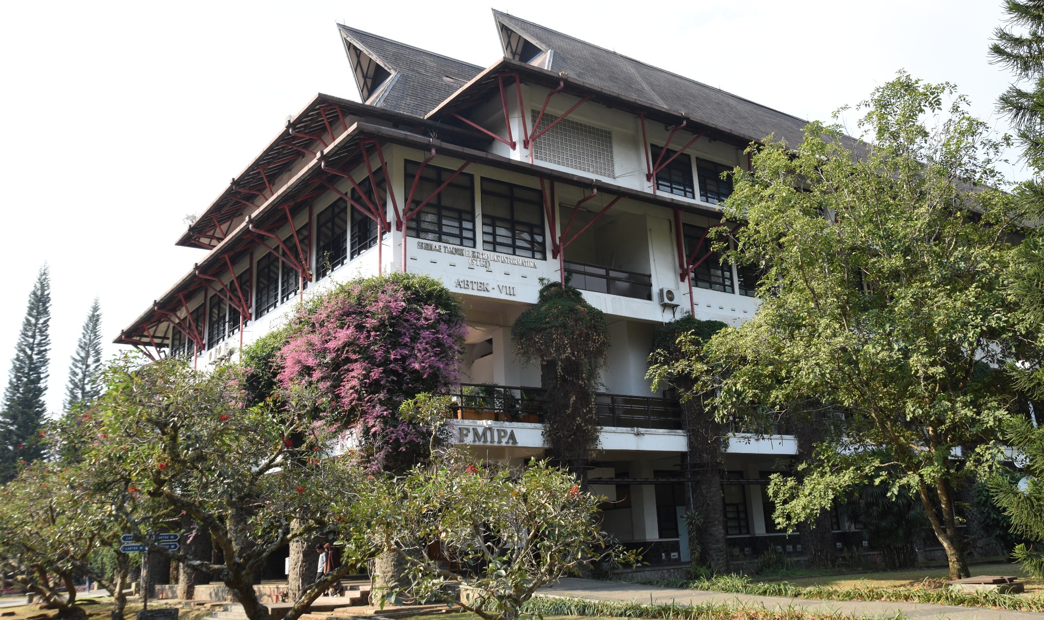 5 Universitas Jurusan Fisika Terbaik di Indonesia Versi QS 2026, ITB Nomor 1