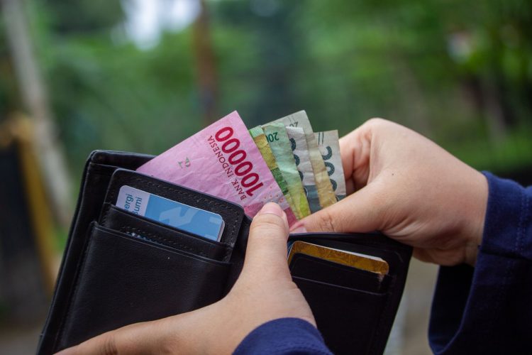 Apakah Kuliah S1 Benar-benar Membuat Gaji Lebih Tinggi Ini Data BPS 2025