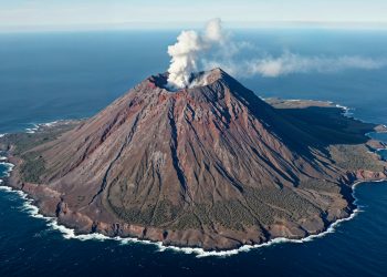 Sejarah Panjang Krakatau Letusan 1883, Tsunami 2018, hingga Erupsi 2026